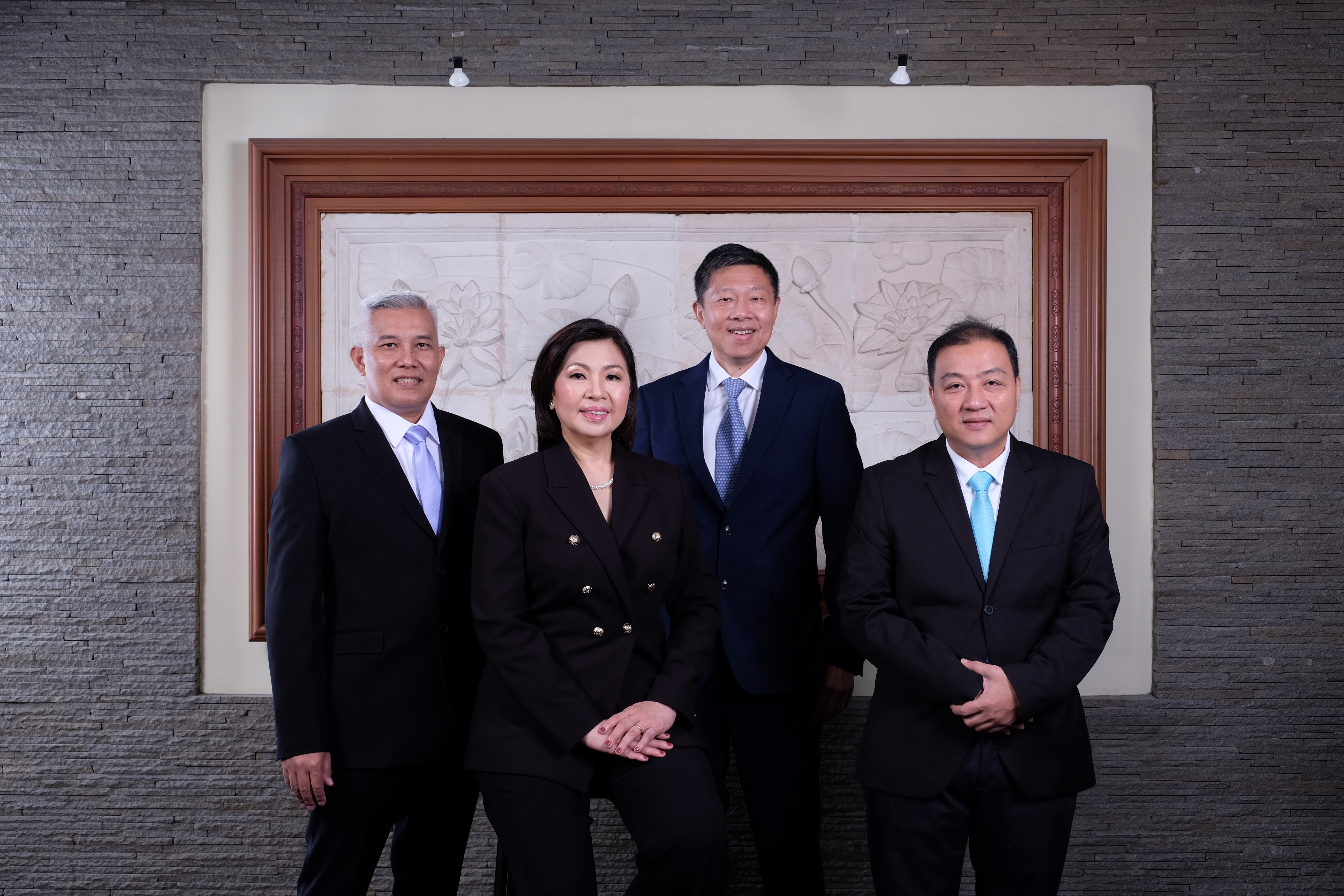 Qora erkak oz xizmatkorini eshagiga uradi, chunki u unga boysunmaydi, u uning sikini soradi va qora 